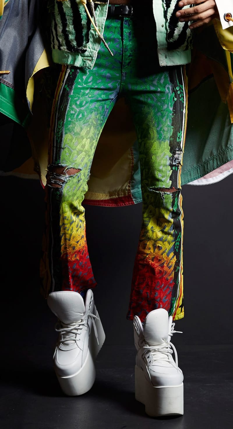 Pièce peinte à la main « Jeans handpainted by Piscologik » par Piscologik, vue 1 sur 3