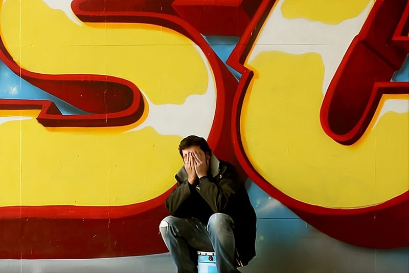 Piscologik, artiste peintre et performer, en action devant une fresque à Strasbourg